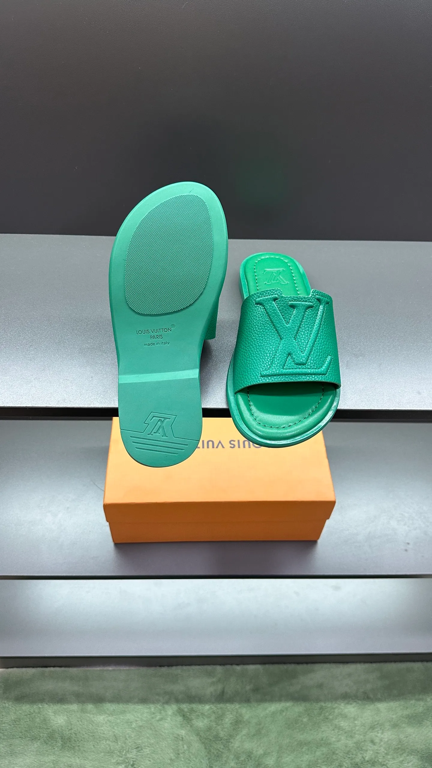 P300 🔍LV Men's Spring and Summer Slippers Counter Synchronization. The uppers are imported cowhide fabrics from Italy, with logo graphics and high-quality craftsmanship. Soles: original soles specially provided by the original factory. Exclusive movable molded soles are super comfortable. Original factory follow-up orders. 🔍🔍High quality. You can enter and leave the counter at will. Welcome to compare. Code number 38-45 No. 058